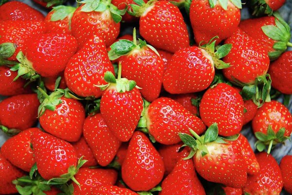 Macros in Strawberries - thenutritionfacts.com